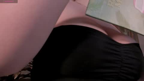 Snapshot of bellarosex1 chatting on 12-21-25, 03:46 Bella Rose online show from 12-21-25, 03:46