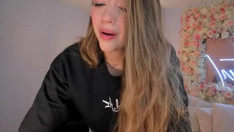 Snapshot of bellarosex1 chatting on 02-07-26, 06:39 Bella Rose online show from 02-07-26, 06:39