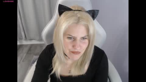 Snapshot of bellastar84 chatting on 10-31-25, 12:06 Starr40 online show from 10-31-25, 12:06