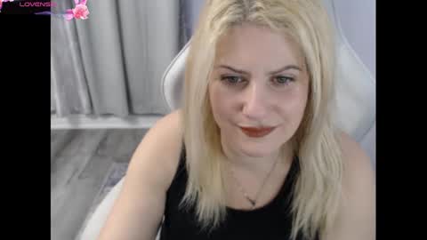 Snapshot of bellastar84 chatting on 11-17-25, 12:22 Starr40 online show from 11-17-25, 12:22