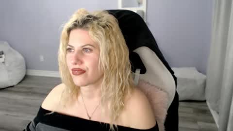 Snapshot of bellastar84 chatting on 12-22-25, 11:40 Starr40 online show from 12-22-25, 11:40