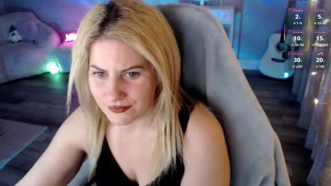 Snapshot of bellastar84 chatting on 02-12-26, 12:11 Starr40 online show from 02-12-26, 12:11