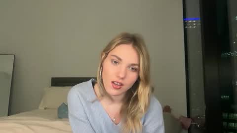 Snapshot of bellaxrxx chatting on 03-07-26, 06:21 Bella 3 online show from 03-07-26, 06:21