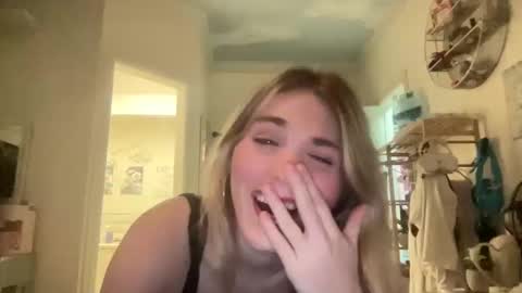 Snapshot of bellaxrxx chatting on 03-08-26, 07:12 Bella 3 online show from 03-08-26, 07:12