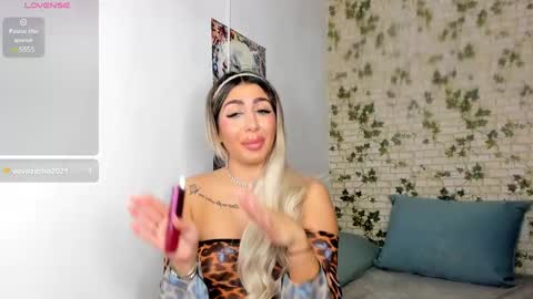 Snapshot of belle_hallle chatting on 01-10-25, 05:24 LucyJelly online show from 01-10-25, 05:24