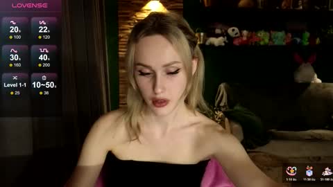 Snapshot of belle_vill chatting on 11-17-25, 11:16 Belle online show from 11-17-25, 11:16