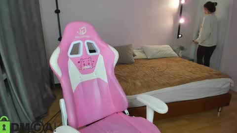 Belle online show from 11-10-25, 01:04