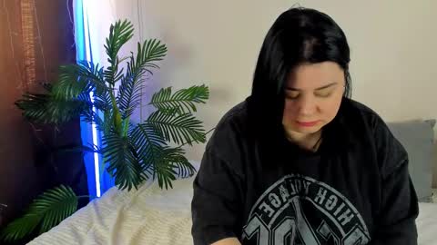 Snapshot of bellybooxo chatting on 10-21-25, 11:22 LinaBoo online show from 10-21-25, 11:22