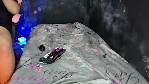 Snapshot of bellyjell chatting on 06-01-26, 02:02 Your New Girlfriend online show from 06-01-26, 02:02