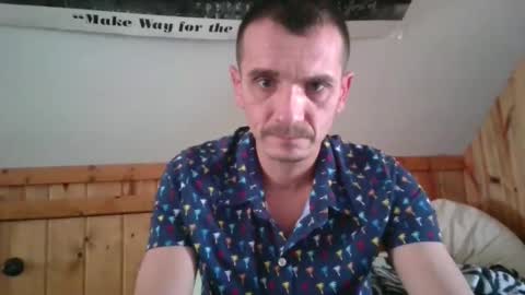 Snapshot of bennymn chatting on 12-21-25, 05:53 benny and innocentvixon online show from 12-21-25, 05:53