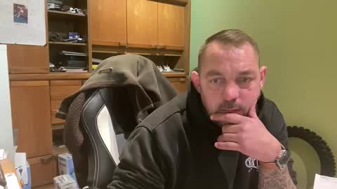 Snapshot of benochau chatting on 03-27-26, 03:45 benochau online show from 03-27-26, 03:45