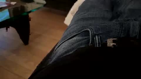 Snapshot of benz10001 chatting on 12-23-25, 04:10 benz10001 online show from 12-23-25, 04:10