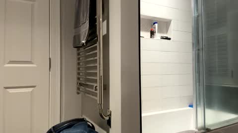 Snapshot of benz10001 chatting on 02-17-26, 04:20 benz10001 online show from 02-17-26, 04:20