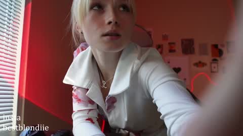 Snapshot of bestblondiiecb chatting on 01-09-25, 11:24 Chloe Next stream on Friday online show from 01-09-25, 11:24