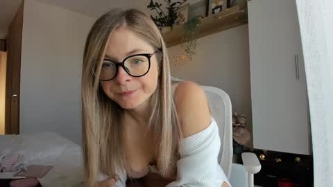 Vicky   online show from 10-13-25, 07:19