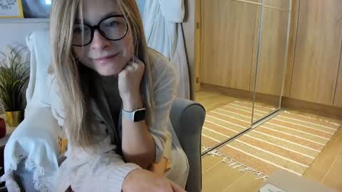 Vicky   online show from 10-20-25, 06:47