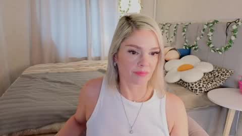 Snapshot of betty_brock chatting on 05-31-26, 01:14 Betty online show from 05-31-26, 01:14
