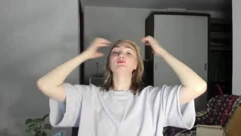 Snapshot of betty_witchy chatting on 06-18-26, 04:02 Dory make me happier online show from 06-18-26, 04:02