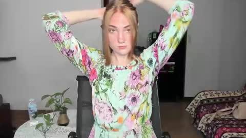 Snapshot of betty_witchy chatting on 06-19-26, 04:17 Dory make me happier online show from 06-19-26, 04:17