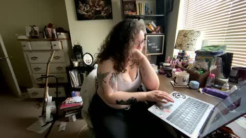 Snapshot of bettycake666 chatting on 12-19-24, 06:12 Betty Cake online show from 12-19-24, 06:12