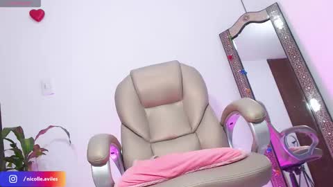 Snapshot of beuty_goddes777 chatting on 10-07-25, 08:22 Nicolle Aviles online show from 10-07-25, 08:22