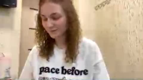 Snapshot of beverleebartus chatting on 04-02-26, 08:34 Sophie online show from 04-02-26, 08:34