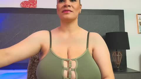 Snapshot of big_tits_in_your_face chatting on 12-28-24, 07:54 Tell me Sophia  online show from 12-28-24, 07:54