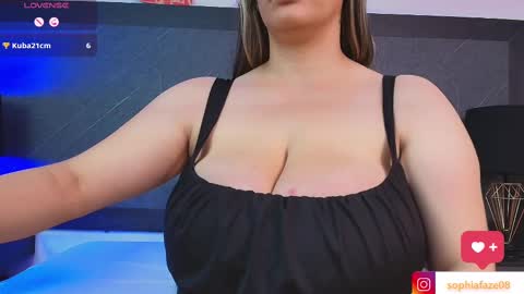Snapshot of big_tits_in_your_face chatting on 03-03-25, 08:11 Tell me Sophia  online show from 03-03-25, 08:11