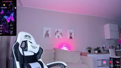 Snapshot of bigboobsalise chatting on 12-19-25, 12:01 Alise online show from 12-19-25, 12:01