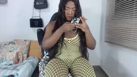 Snapshot of bigcrisblack chatting on 10-17-25, 05:54 cristina online show from 10-17-25, 05:54