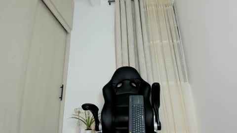 Snapshot of biscuit_oliva_ chatting on 03-12-26, 02:01 Biscuit oliva online show from 03-12-26, 02:01