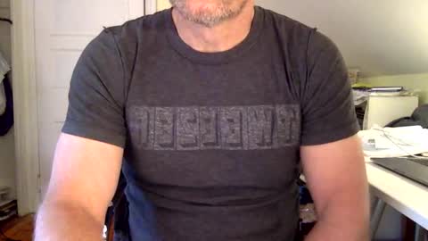 Snapshot of bisonbar chatting on 10-25-25, 02:56 BisonBar online show from 10-25-25, 02:56