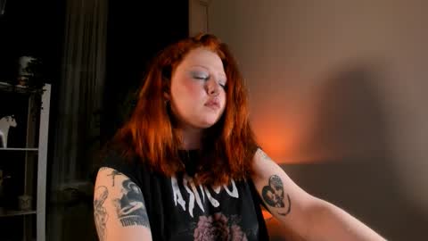 Snapshot of bitchofsun chatting on 12-21-25, 04:36 Nana online show from 12-21-25, 04:36