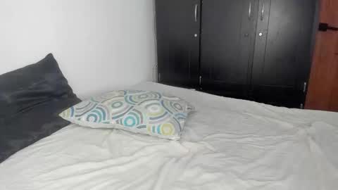 Snapshot of blackandwhite1_ chatting on 12-22-25, 01:19 blackandwhite1_ online show from 12-22-25, 01:19