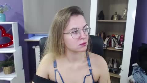 Snapshot of blackrosezoey chatting on 12-03-24, 09:00 Z O E Y online show from 12-03-24, 09:00