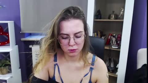 Snapshot of blackrosezoey chatting on 12-06-24, 11:00 Z O E Y online show from 12-06-24, 11:00
