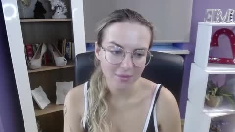 Snapshot of blackrosezoey chatting on 09-10-25, 04:23 Z O E Y online show from 09-10-25, 04:23