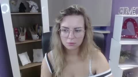 Snapshot of blackrosezoey chatting on 09-11-25, 04:23 Z O E Y online show from 09-11-25, 04:23