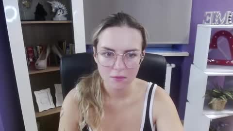 Snapshot of blackrosezoey chatting on 09-12-25, 04:23 Z O E Y online show from 09-12-25, 04:23