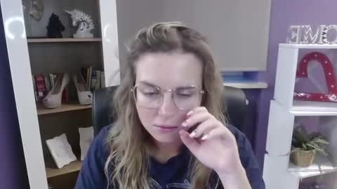Snapshot of blackrosezoey chatting on 09-16-25, 04:35 Z O E Y online show from 09-16-25, 04:35