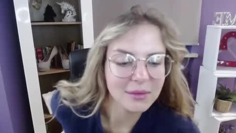 Snapshot of blackrosezoey chatting on 09-19-25, 04:25 Z O E Y online show from 09-19-25, 04:25