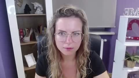 Snapshot of blackrosezoey chatting on 09-22-25, 04:25 Z O E Y online show from 09-22-25, 04:25