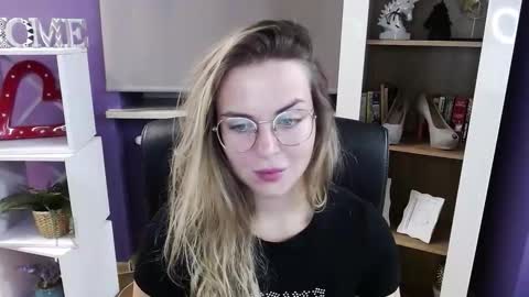 Snapshot of blackrosezoey chatting on 10-22-25, 04:35 Z O E Y online show from 10-22-25, 04:35