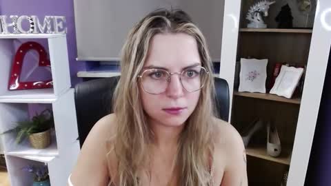 Snapshot of blackrosezoey chatting on 10-28-25, 05:44 Z O E Y online show from 10-28-25, 05:44