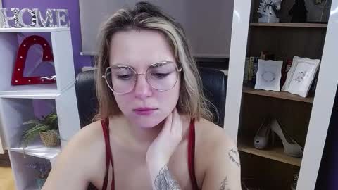 Snapshot of blackrosezoey chatting on 12-16-25, 05:34 Z O E Y online show from 12-16-25, 05:34