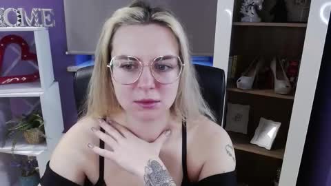 Snapshot of blackrosezoey chatting on 03-09-26, 05:44 Z O E Y online show from 03-09-26, 05:44