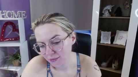 Snapshot of blackrosezoey chatting on 03-10-26, 05:45 Z O E Y online show from 03-10-26, 05:45