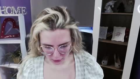 Snapshot of blackrosezoey chatting on 03-11-26, 06:19 Z O E Y online show from 03-11-26, 06:19