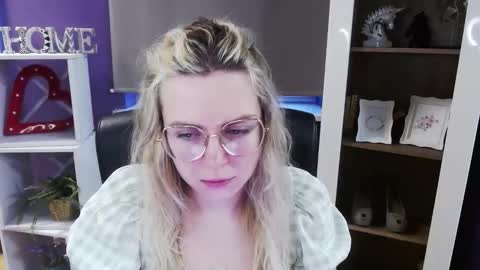 Snapshot of blackrosezoey chatting on 03-16-26, 05:44 Z O E Y online show from 03-16-26, 05:44