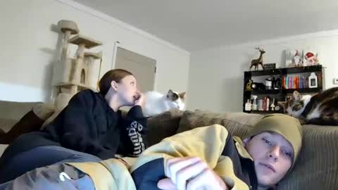 Snapshot of blakeandskylar chatting on 12-02-24, 02:31 BlakeAndSkylar online show from 12-02-24, 02:31